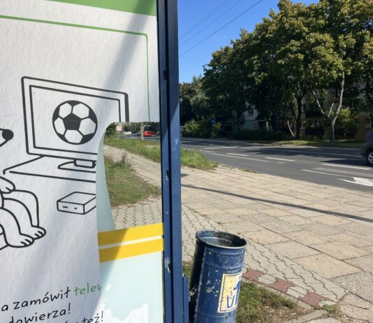 „Nie widać autobusów przez reklamy”. Mieszkańcy Zgierza mają dość oklejonych przystanków