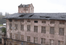 Zrujnowany budynek straszy w centrum Zgierza. Mieszkańcy mają dość: „To zagrożenie dla życia!”