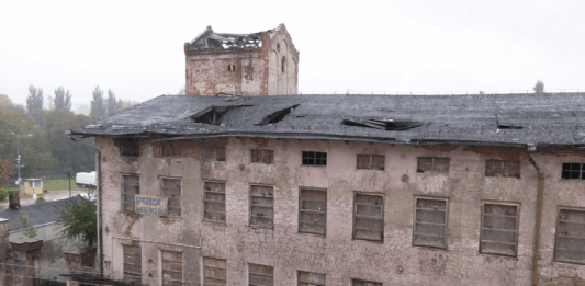 Zrujnowany budynek straszy w centrum Zgierza. Mieszkańcy mają dość: „To zagrożenie dla życia!”