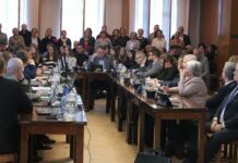 Dyrektorzy zgierskich placówek oświatowych apelują do radnych. Na sesji padły mocne słowa Dyrektorzy Szkół na sesji w Zgierzu