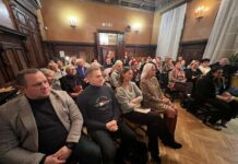 Pełna sala na spotkaniu autorskim z Michałem Śmielakiem w Ozorkowie. Mieszkańcy tłumnie przyszli na wieczór z literaturą kryminalną