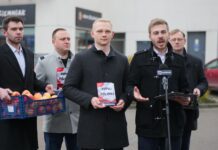 „Kupuj Polskie” w Zgierzu. Działacze Ruchu Narodowego rozdawali jabłka i ulotki w galerii