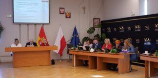Ostre starcie na sesji Rady Powiatu Zgierskiego. Padły słowa o „wycieraniu gęby”