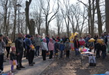 Tłumy na Wielkanocnym Jajkobraniu w Ozorkowie. Rodziny ruszyły do poszukiwań jajek Ozorków Szukanie jajek