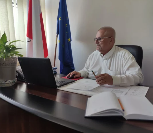 Burmistrz Łęczycy kontra „sztuczna inteligencja”. W internecie wrze: „To nie boty, to my!” Burmistrz Łęczycy Paweł Kulesza