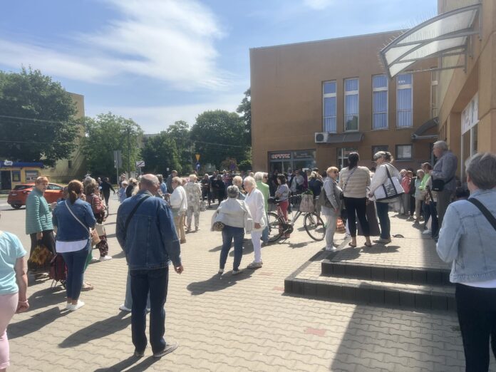 Mieszkańcy Zgierza protestują pod Zgierską Spółdzielnią Mieszkaniową